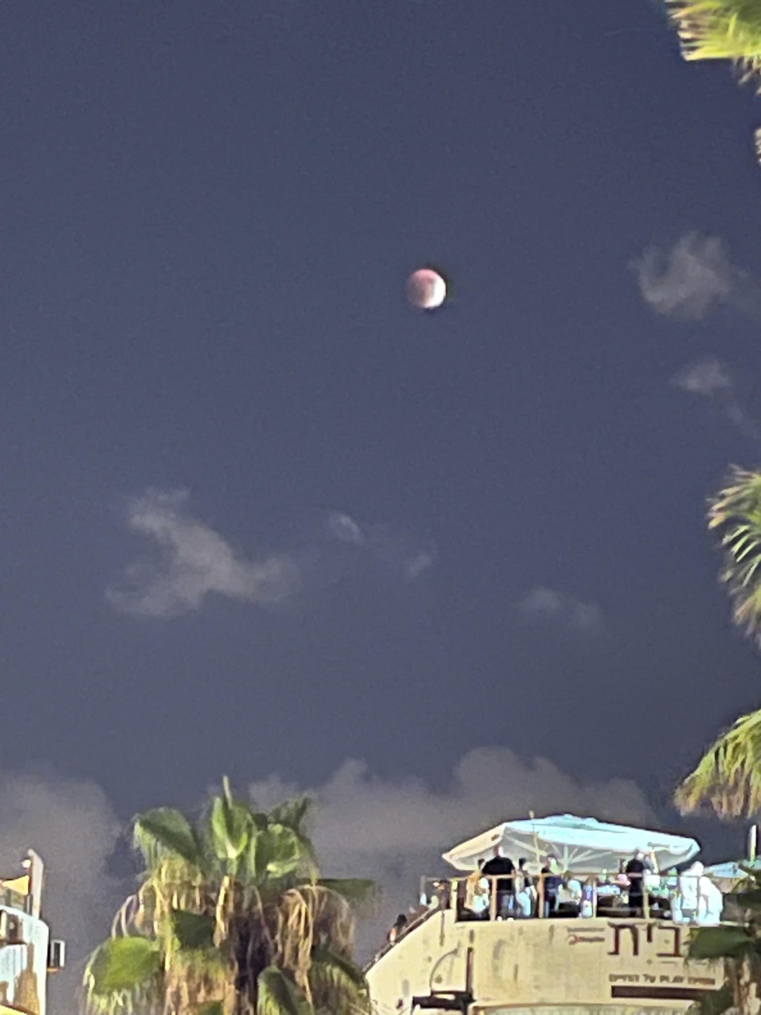 ברכת ליקויי המאורות: האסטרונומיה והמתמטיקה מרימים את הפרגוד מעל היקום.  